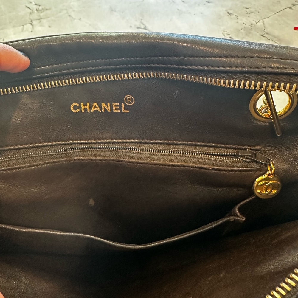🔹 Vintage Chanel Chevron Large Camera Bag with COA 🔹 - Picture 16 of 16
